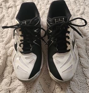 Mizuno Black White Wave Hurricane 3 Sneaker. Size 8